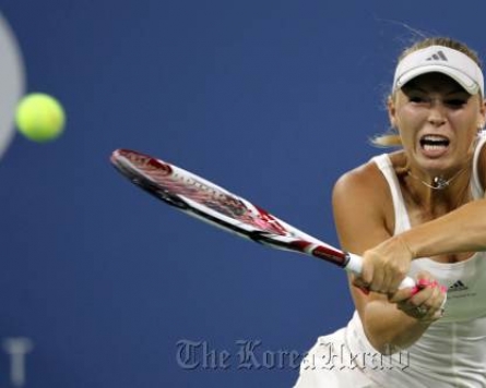 Federer, Serena, Wozniacki ease at stricken U.S. Open