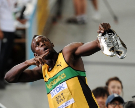 Usain Bolt coasts into 200 final at worlds