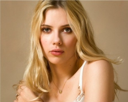 FBI hunt hackers over Scarlett Johansson nude photos