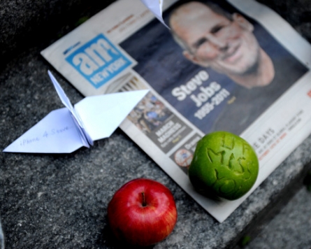 Apple fans reach for Jobs‘ devices to mourn him