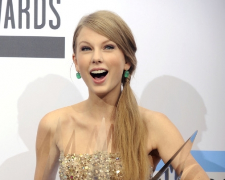 Taylor Swift wins 3 trophies at AMAs