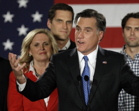 Romney wins narrowest of victories in Iowa