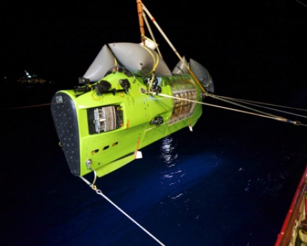 Cameron completes journey to Earth's deepest point