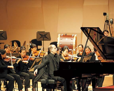 Spain honors ‘piano-playing ambassador’