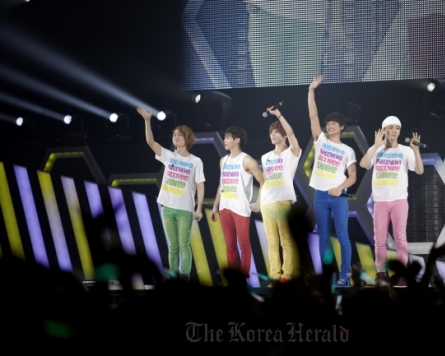 200,000 fans flock to see SHINee on first Japan tour