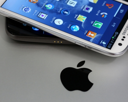 Apple ups offensive against Samsung in Korea