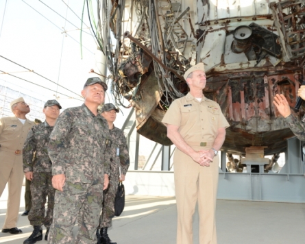 U.S. navy chief visits Korea