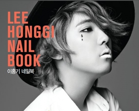 FT Island’s Lee paints nails to book success