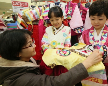 [Weekender] Korea strives to revive fading interest in traditional clothes