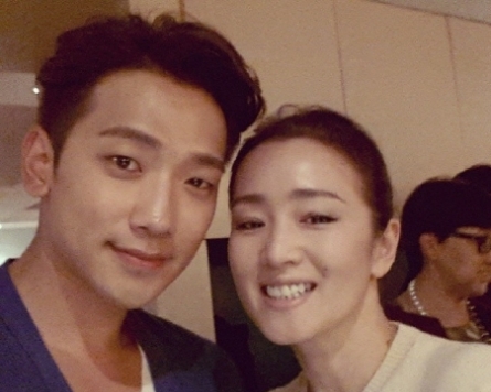 Rain takes selfie with Gong Li