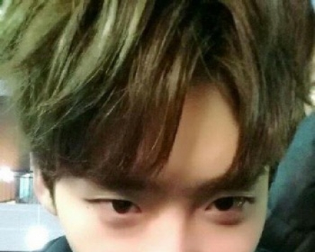 Lee Jong-suk boasts his flawless skin in close-up selfie