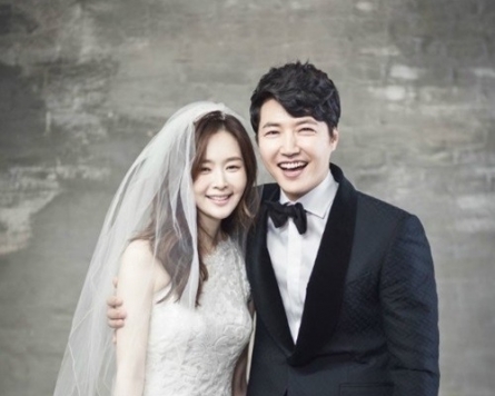 Yoon Sang-hyun, Maybee unveil wedding portraits