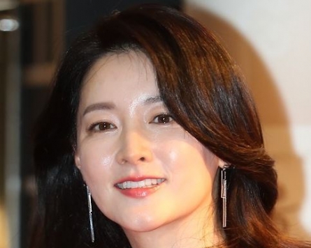 Actress Lee Young-ae donates to victims of military accident