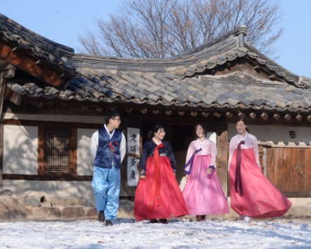 [Weekender] Koreans spend century standing by Lunar New Year