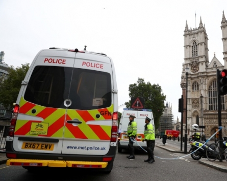 Suspected terror attack injures pedestrians outside UK parliament
