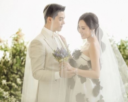 Famed skater Lee Sang-hwa, singer Kangnam get married