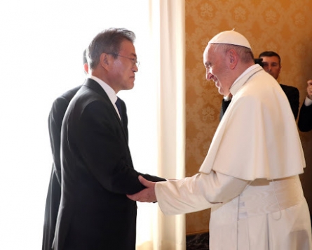 Moon receives Pope Francis' message on Korean peace