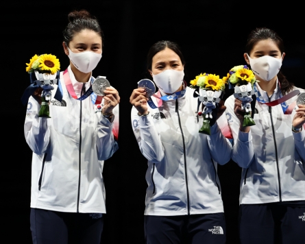 [Tokyo Olympics] Epee fencers shake off individual disappointments to claim team silver