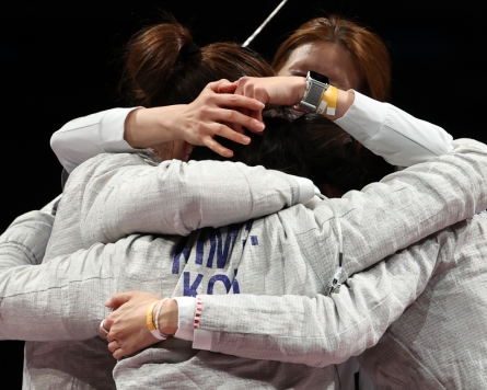 [Tokyo Olympics] Moon congratulates women's sabre fencers on Olympic medal