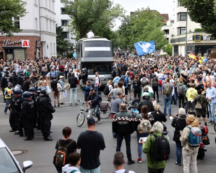 Scuffles in Berlin as Covid sceptics defy protest ban