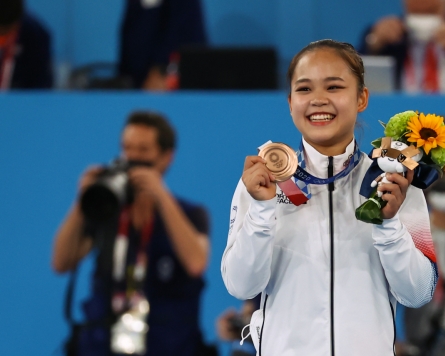 [Tokyo Olympics] Moon congratulates gymnast on Olympic medal