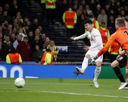 Son Heung-min scores in Conte's Tottenham coaching debut