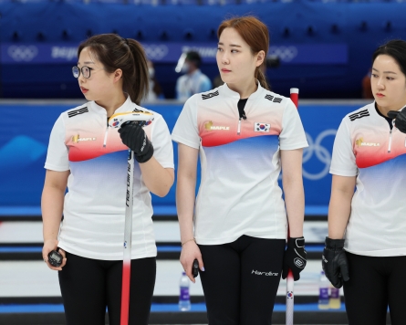 [BEIJING OLYMPICS] S. Korean curlers playing board game to take mind off loss