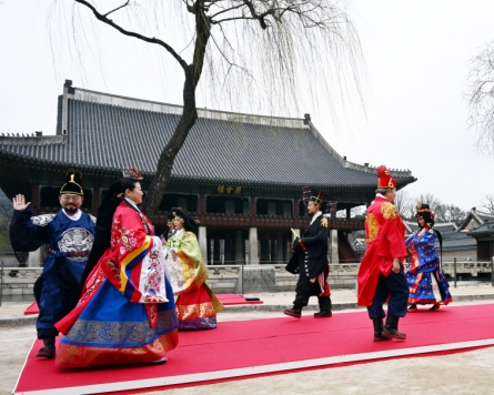 [Eye Plus] Colorful and elegant royal hanbok sweep down runway