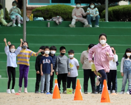 Number of infected students in Seoul drops to 10,000s