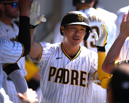 Padres' Kim Ha-seong hits 1st home run of season