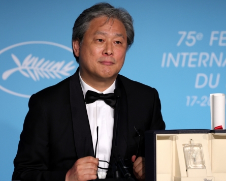 Director Park Chan-wook says films made for the big screen should be watched at theaters