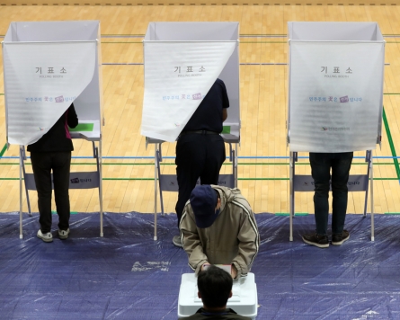 Koreans head to polls in local elections