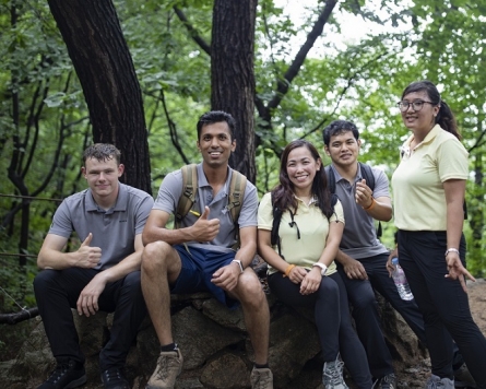 Seoul offers free hiking gear rental as mountains lure foreign tourists