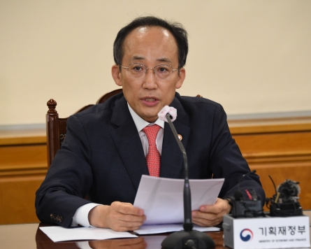 Choo says economy still solid despite won’s slide