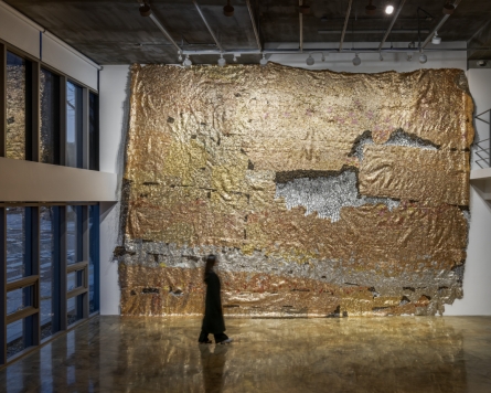 El Anatsui turns bottle caps into glittering golden tapestry at second show in Seoul