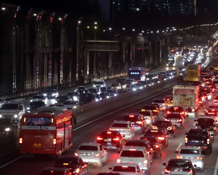 Traffic builds up on highways as people return to Seoul from Lunar New Year holiday
