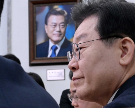Opposition head Lee bashes prosecutors on his potential crimes