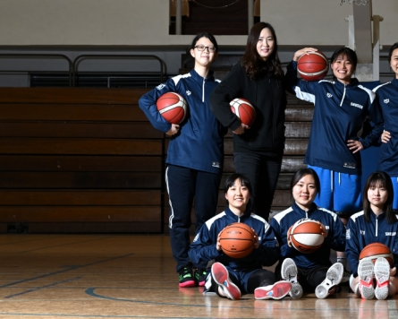 [Weekender] Female SNU students find their footing on basketball court