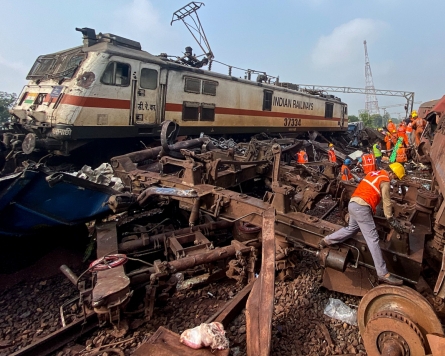 More than 280 dead, hundreds hurt in India horror rail crash
