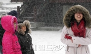 <포토뉴스>펑펑 내리는 눈 사이로 뛰어노는 어린이들