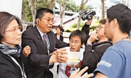 홍콩 도날드창 행정장관 `주먹밥 테러' 당해