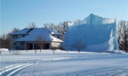 높이 19m 얼음으로 만든 성 '화제'
