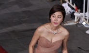 <포토뉴스> 김하늘, 라인 드러나는 ‘스킨톤 드레스’
