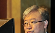 김석동 금융위원장 “직불카드 소득공제 확대 필요하다”