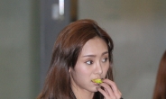 <포토뉴스> 지나, 사탕 먹는 ‘바비인형’