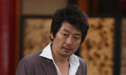 ‘도둑들’ 김윤석, 중국어 연기에 액션까지..新캐릭터에 ‘눈길’