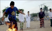 진짜 `불꽃슛', 맨발로 불타는 축구공차기