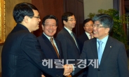<포토>인사나누는 김중수 총재