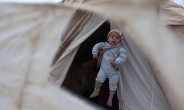 시리아 난민 캠프에도 새 생명이… ‘로열 베이비’와 대조되는 운명들