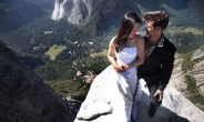 위험한 결혼식 사진, 915m 절벽에 대롱대롱 ‘아찔’